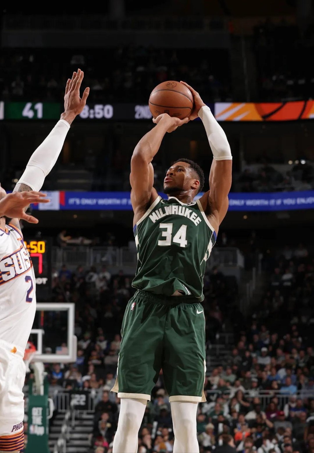 关于独行侠鏖战灰熊，布克刷新纪录的信息