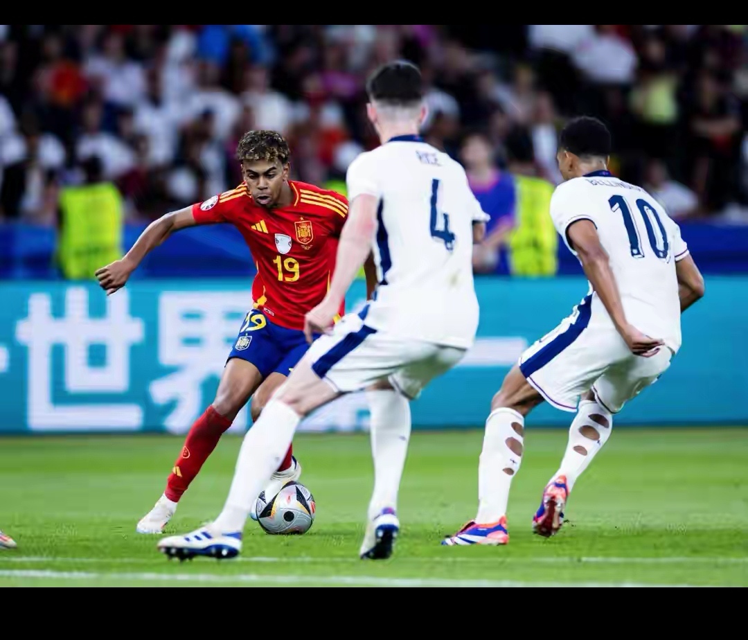 西班牙在欧预赛中战胜塞尔维亚
