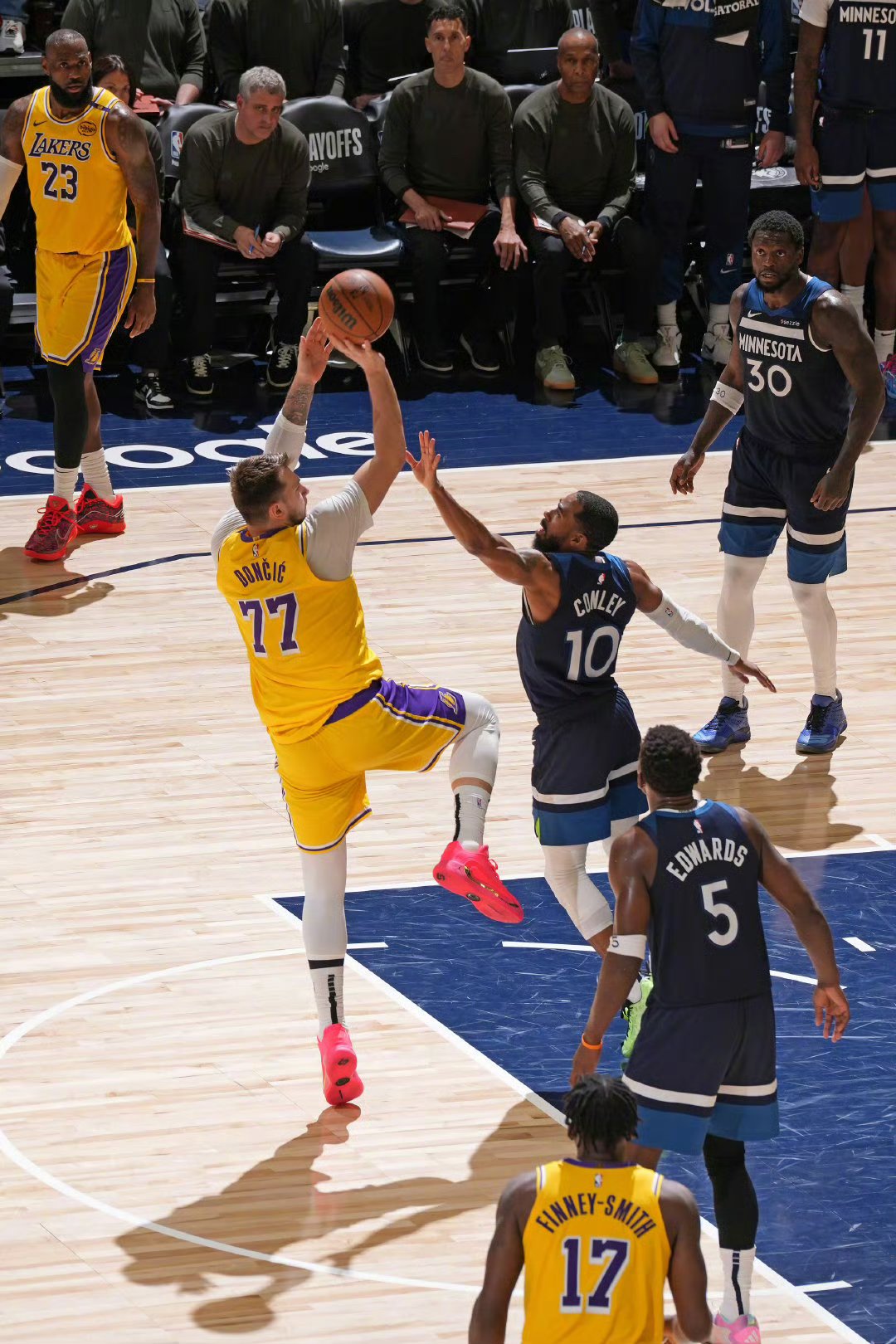 湖人逆转胜骑士，詹皇绝杀引领球队取胜