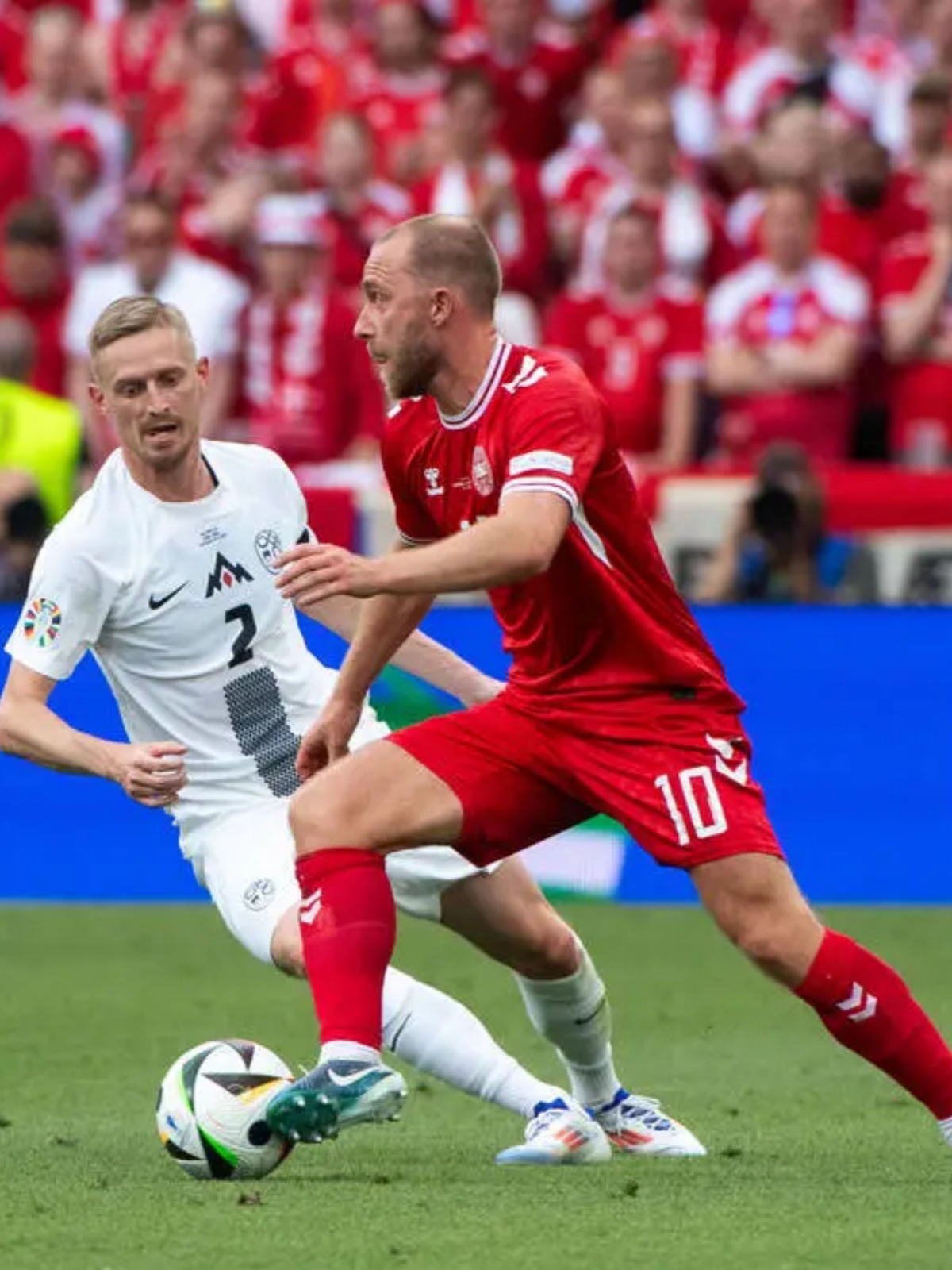 包含欧洲杯赛场依旧激烈，各国球队奋力拼搏不畏强敌的词条