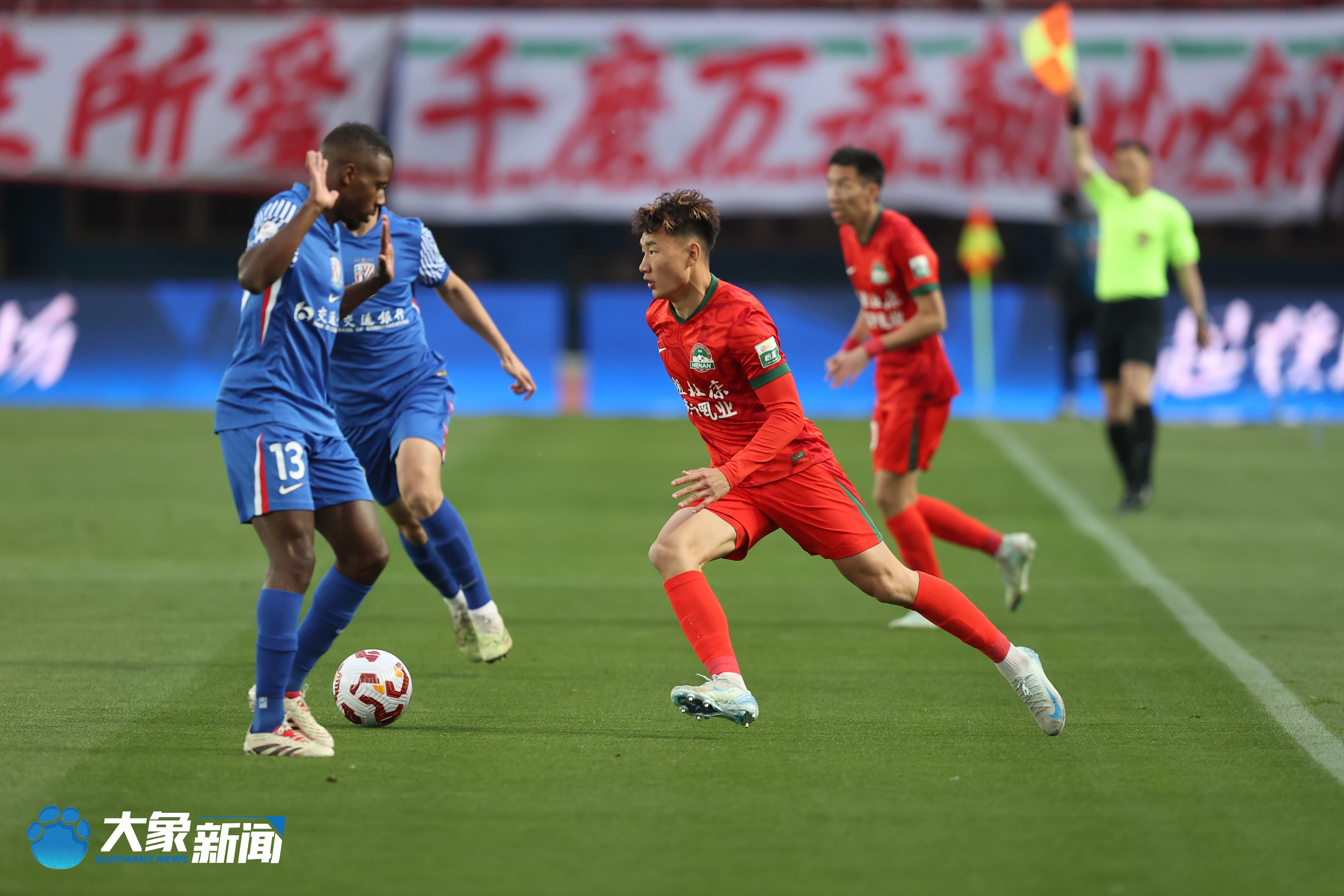 包含上海申花战胜河南嵩山龙门，保持稳健走势的词条