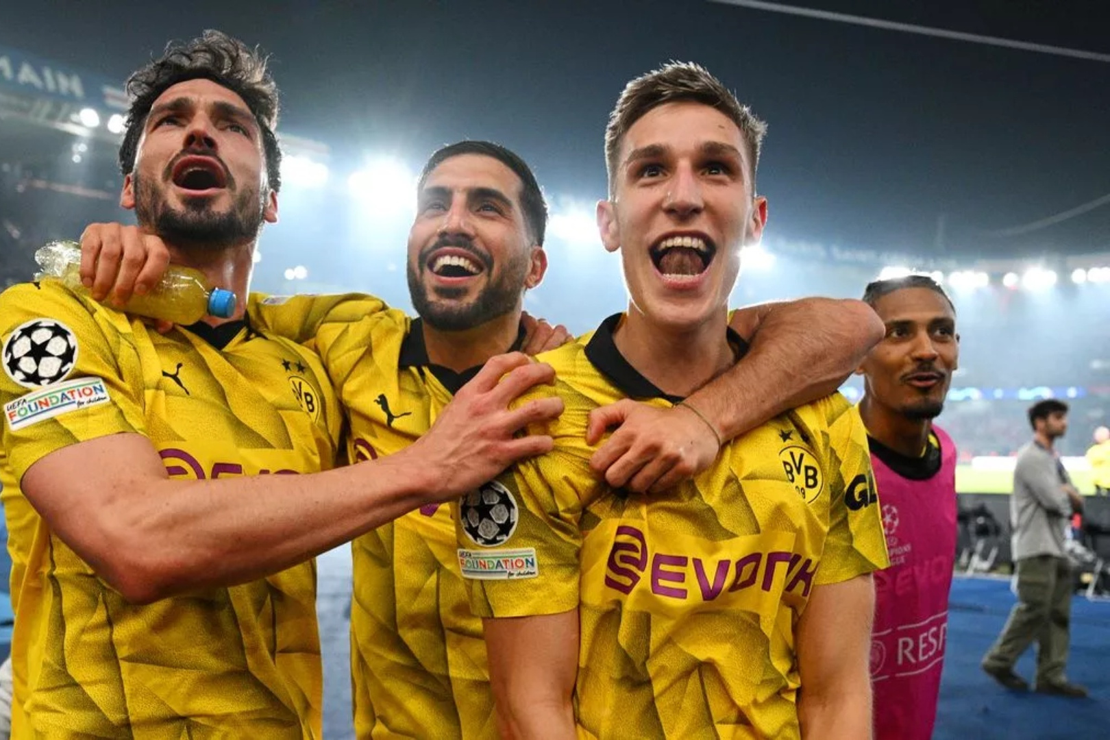 关于多特蒙德球员参加慈善活动，展现温暖一面的信息