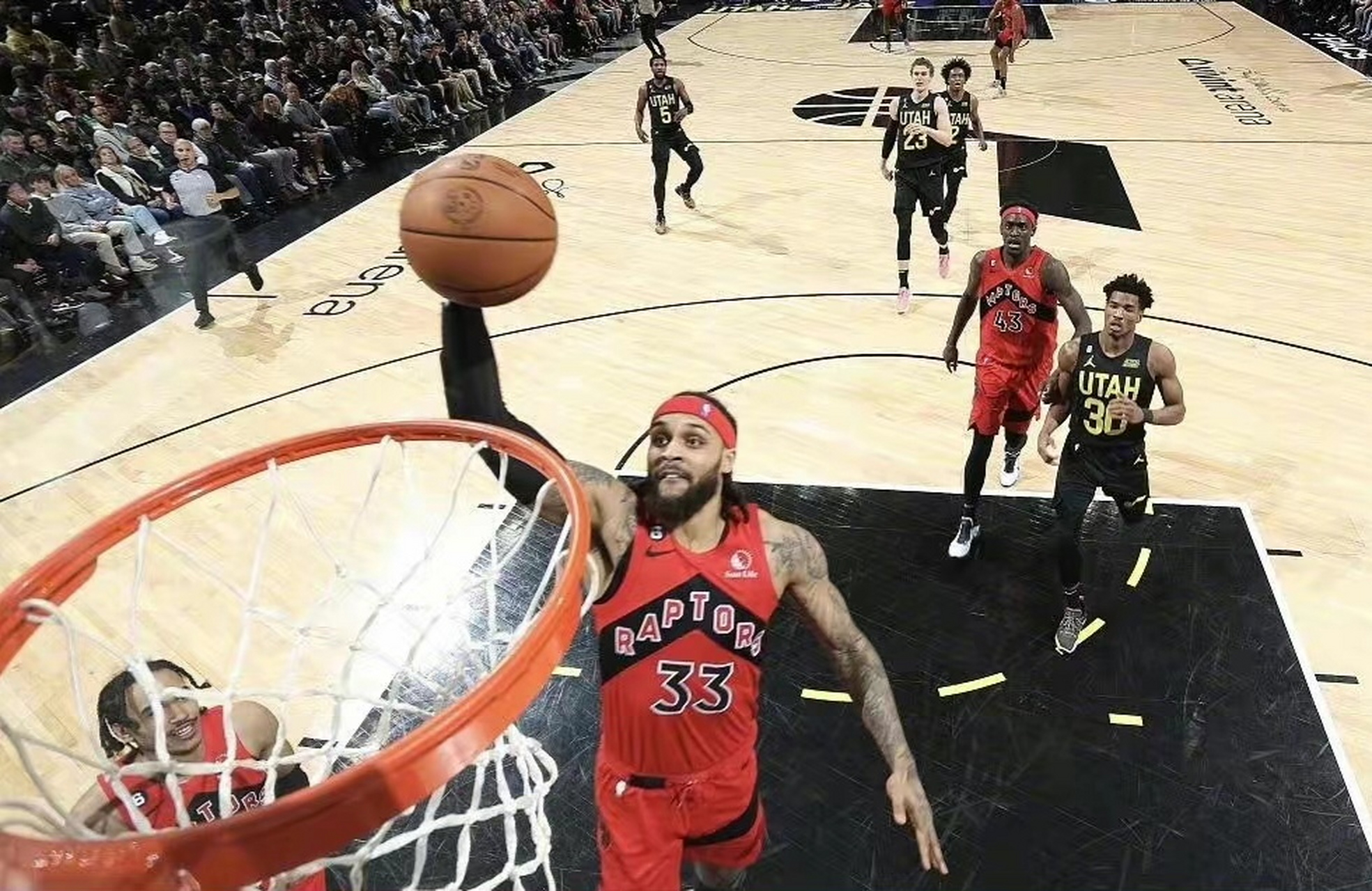 爵士翻盘青岛队，范弗利特扛起全队