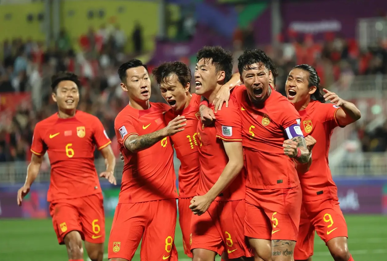 亚洲足球在全球赛事中奋力拼搏