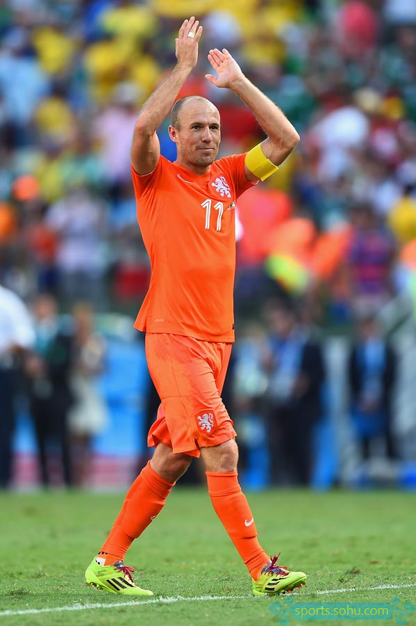 荷兰险胜瓦伦西亚，罗本制霸全场