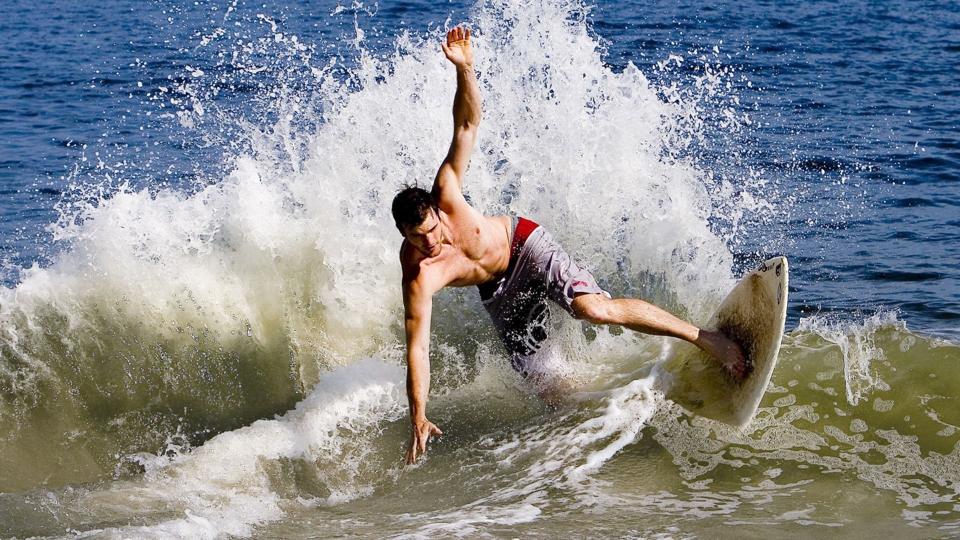 跨界狂飙，当新疆队单节打崩快船，武切维奇在F1赛道接管年度争冠