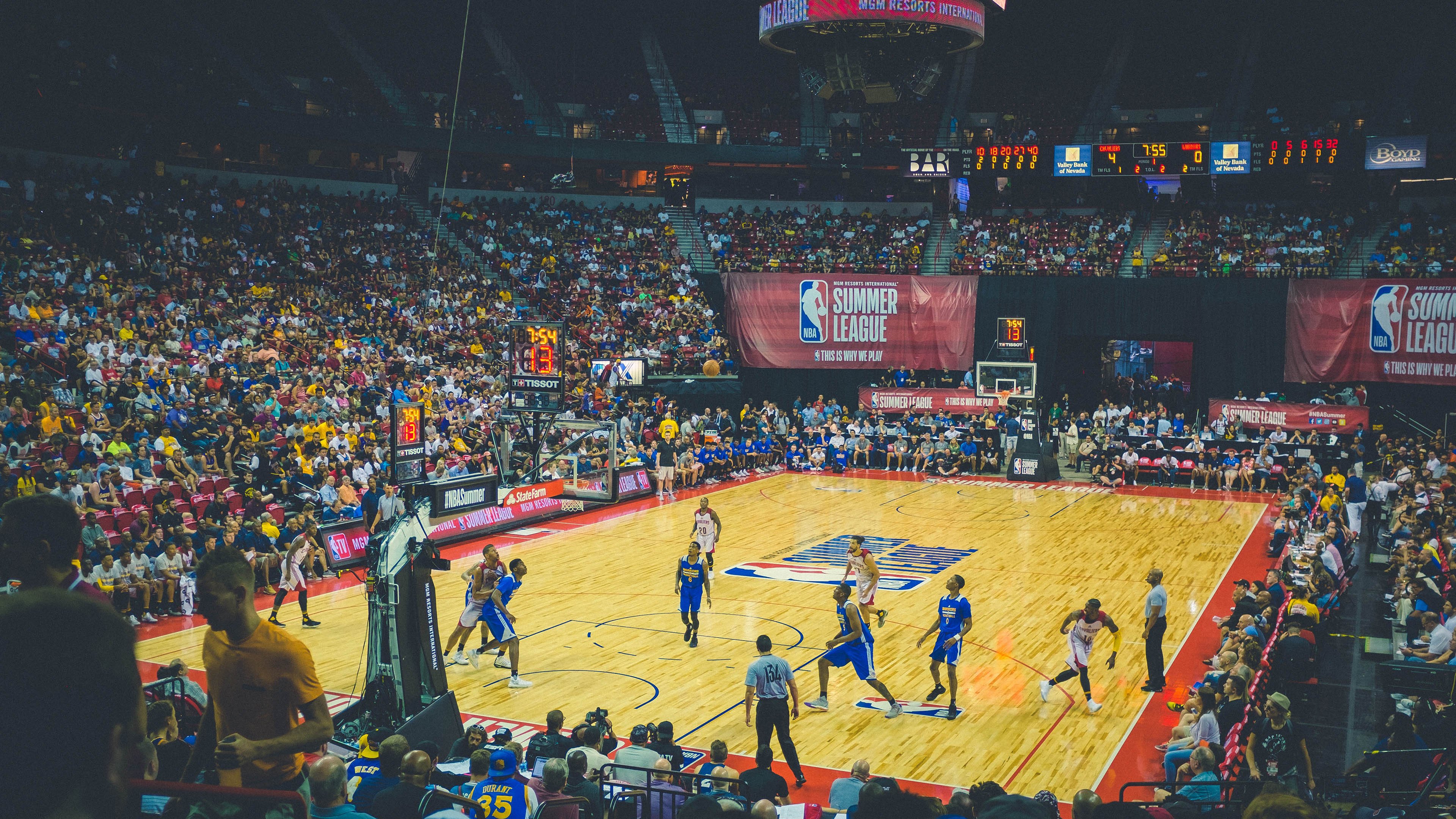 密尔沃基的钢铁洪流,当字母哥的怒吼撕裂洛杉矶的紫金幻梦—NBA杯小组赛焦点战,雄鹿横扫湖人全记录